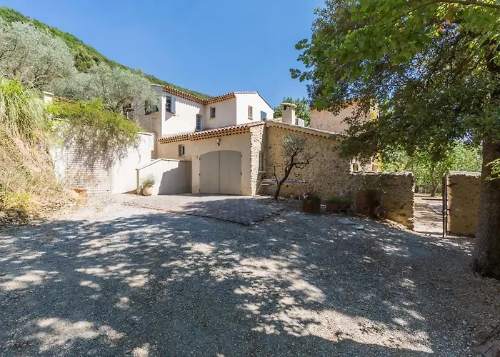 Le Charme D\'Un Pigeonnier Provencal Avec Piscine