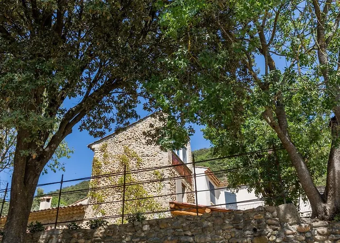 Le Charme D\'Un Pigeonnier Provencal Avec Piscine