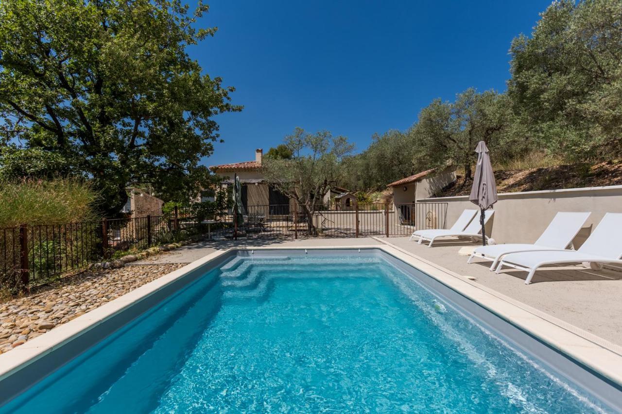 Le Charme D'un Pigeonnier Provencal Avec Piscine